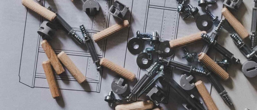 Tornillos y tacos de madera
